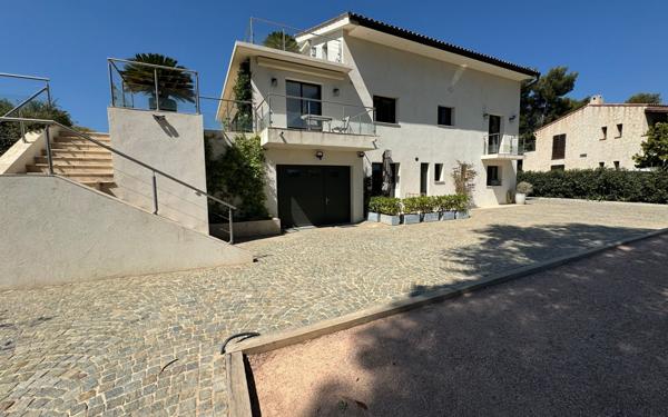 Maison à vendre    10 pièces • 350 m2 Saint-Paul-de-Vence