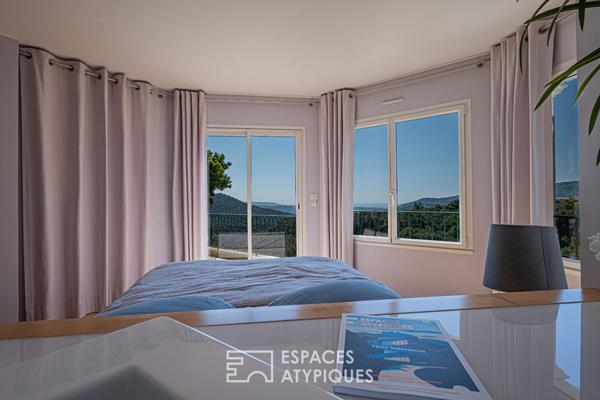 Maison d’architecte avec vue mer et piscine – Arrière pays Cannois