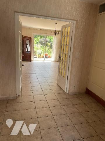 Pavillon 2 chambres, mezzanine, garage, jardin.