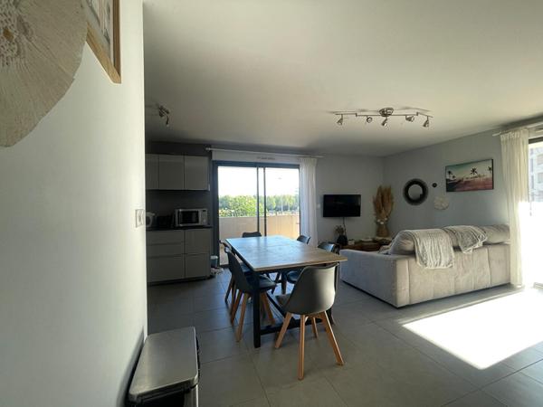 Appartement La Duranne 4 pièce(s) de 80 m² environ et stationnement privé, terrasse de 43 m²