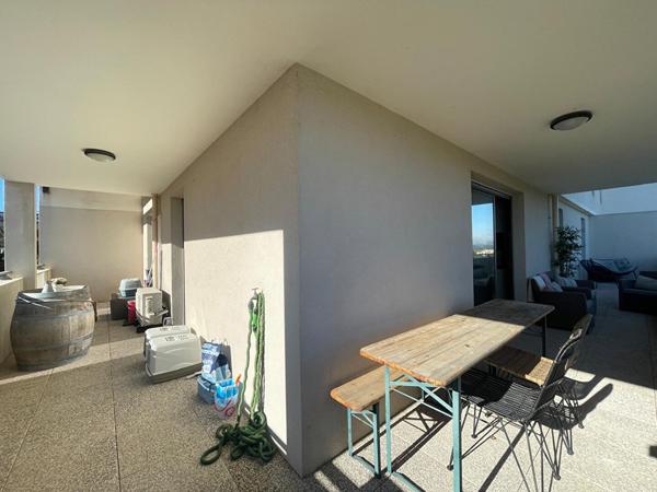 Appartement La Duranne 4 pièce(s) de 80 m² environ et stationnement privé, terrasse de 43 m²