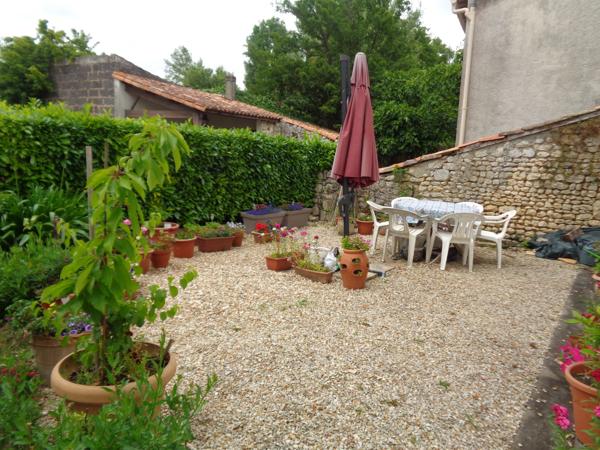 Maison à vendre 5 pièces MOSNAC (17)maison sur deux niveaux avec petit jardin et stationnement