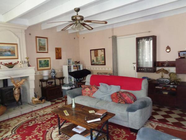 Maison à vendre 5 pièces MOSNAC (17)maison sur deux niveaux avec petit jardin et stationnement