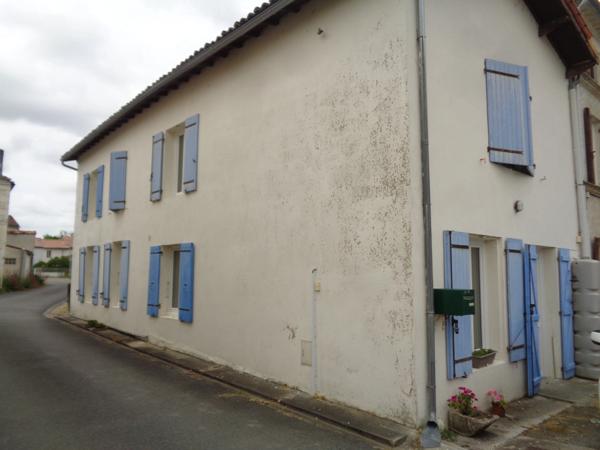 Maison à vendre 5 pièces MOSNAC (17)maison sur deux niveaux avec petit jardin et stationnement