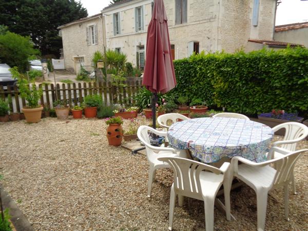 Maison à vendre 5 pièces MOSNAC (17)maison sur deux niveaux avec petit jardin et stationnement