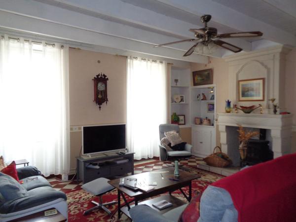 Maison à vendre 5 pièces MOSNAC (17)maison sur deux niveaux avec petit jardin et stationnement