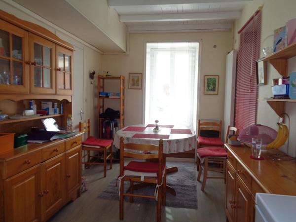 Maison à vendre 5 pièces MOSNAC (17)maison sur deux niveaux avec petit jardin et stationnement