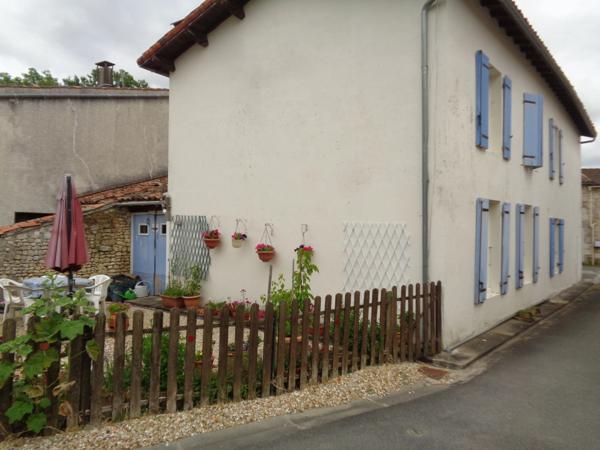Maison à vendre 5 pièces MOSNAC (17)maison sur deux niveaux avec petit jardin et stationnement