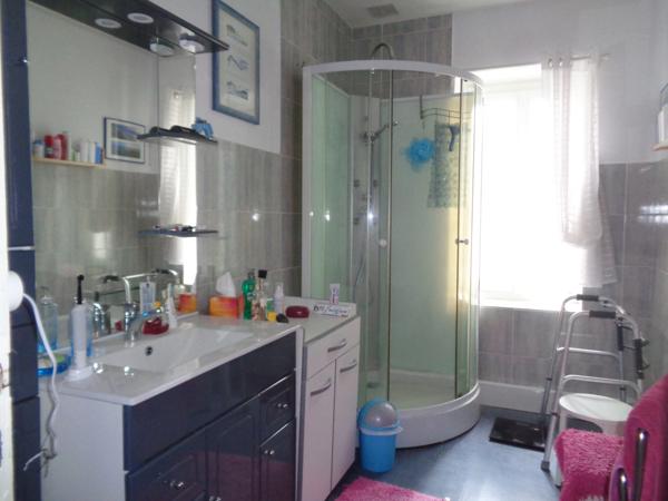 Maison à vendre 5 pièces MOSNAC (17)maison sur deux niveaux avec petit jardin et stationnement