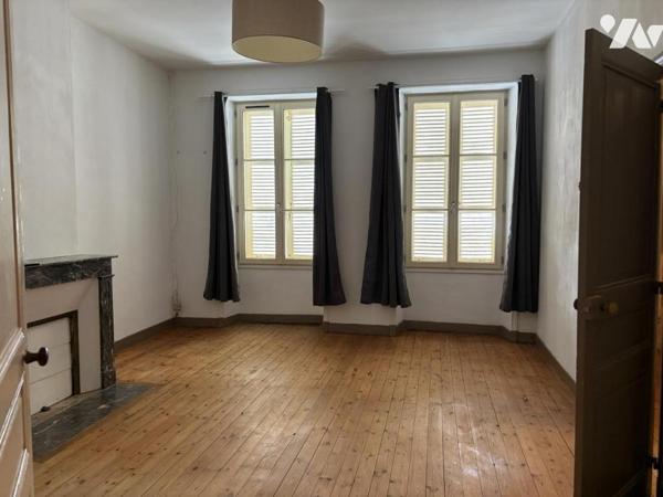 GRANDE MAISON D'HABITATION EN CENTRE VILLE AVEC GARAGE ET JARDIN 