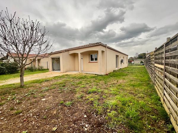 Villeneuve sur Lot, maison de PLAIN-PIED de 2013 entièrement refaite de 88 m² sur un jardin de 450 m2. Située en centre ville, dans un quartier calme proche des commodités à pied. La maison comprend un salon séjour avec coin cuisine de 40 m² , trois chamb , Villeneuve sur lot