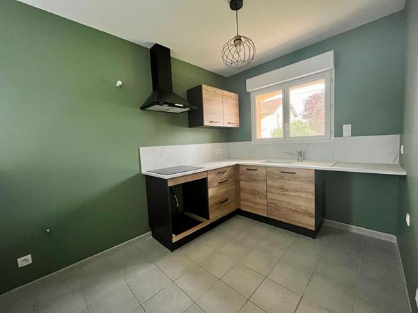 Villeneuve sur Lot, maison de PLAIN-PIED de 2013 entièrement refaite de 88 m² sur un jardin de 450 m2. Située en centre ville, dans un quartier calme proche des commodités à pied. La maison comprend un salon séjour avec coin cuisine de 40 m² , trois chamb , Villeneuve sur lot