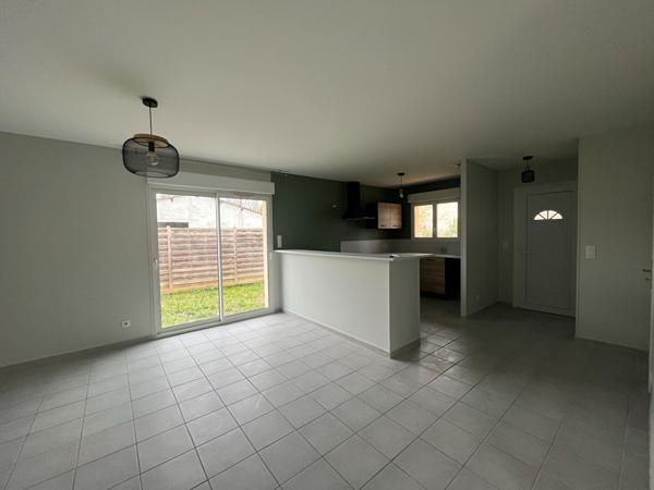 Villeneuve sur Lot, maison de PLAIN-PIED de 2013 entièrement refaite de 88 m² sur un jardin de 450 m2. Située en centre ville, dans un quartier calme proche des commodités à pied. La maison comprend un salon séjour avec coin cuisine de 40 m² , trois chamb , Villeneuve sur lot
