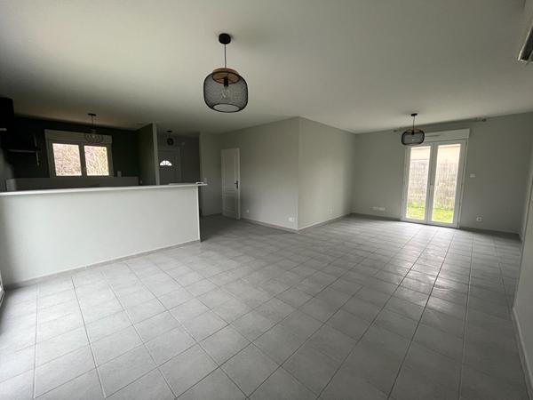 Villeneuve sur Lot, maison de PLAIN-PIED de 2013 entièrement refaite de 88 m² sur un jardin de 450 m2. Située en centre ville, dans un quartier calme proche des commodités à pied. La maison comprend un salon séjour avec coin cuisine de 40 m² , trois chamb , Villeneuve sur lot