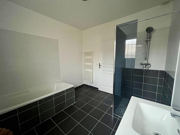 Villeneuve sur Lot, maison de PLAIN-PIED de 2013 entièrement refaite de 88 m² sur un jardin de 450 m2. Située en centre ville, dans un quartier calme proche des commodités à pied. La maison comprend un salon séjour avec coin cuisine de 40 m² , trois chamb , Villeneuve sur lot