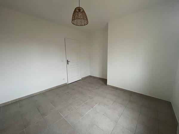 Villeneuve sur Lot, maison de PLAIN-PIED de 2013 entièrement refaite de 88 m² sur un jardin de 450 m2. Située en centre ville, dans un quartier calme proche des commodités à pied. La maison comprend un salon séjour avec coin cuisine de 40 m² , trois chamb , Villeneuve sur lot