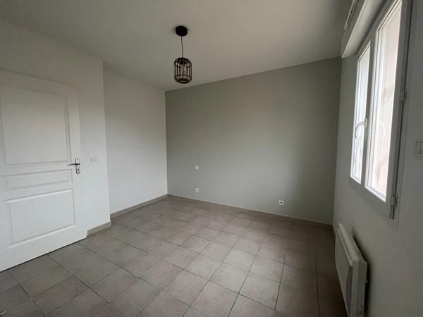 Villeneuve sur Lot, maison de PLAIN-PIED de 2013 entièrement refaite de 88 m² sur un jardin de 450 m2. Située en centre ville, dans un quartier calme proche des commodités à pied. La maison comprend un salon séjour avec coin cuisine de 40 m² , trois chamb , Villeneuve sur lot