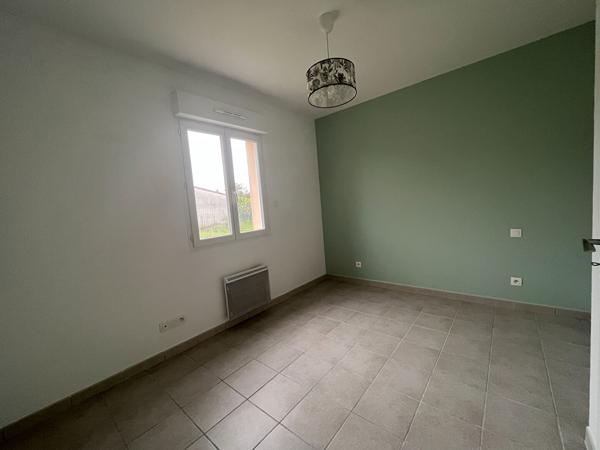 Villeneuve sur Lot, maison de PLAIN-PIED de 2013 entièrement refaite de 88 m² sur un jardin de 450 m2. Située en centre ville, dans un quartier calme proche des commodités à pied. La maison comprend un salon séjour avec coin cuisine de 40 m² , trois chamb , Villeneuve sur lot