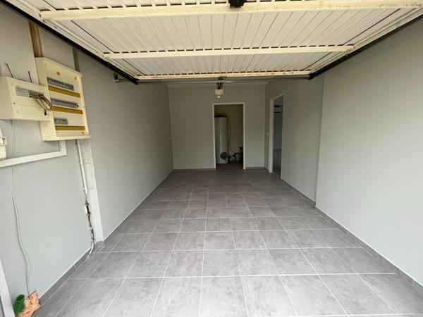 Villeneuve sur Lot, maison de PLAIN-PIED de 2013 entièrement refaite de 88 m² sur un jardin de 450 m2. Située en centre ville, dans un quartier calme proche des commodités à pied. La maison comprend un salon séjour avec coin cuisine de 40 m² , trois chamb , Villeneuve sur lot