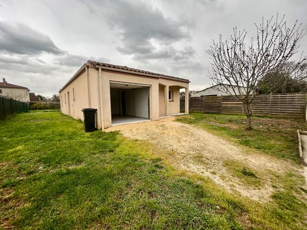 Villeneuve sur Lot, maison de PLAIN-PIED de 2013 entièrement refaite de 88 m² sur un jardin de 450 m2. Située en centre ville, dans un quartier calme proche des commodités à pied. La maison comprend un salon séjour avec coin cuisine de 40 m² , trois chamb , Villeneuve sur lot