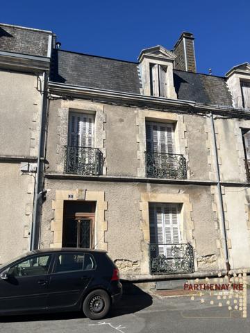Maison de ville à rénover entièrement à PARTHENAY