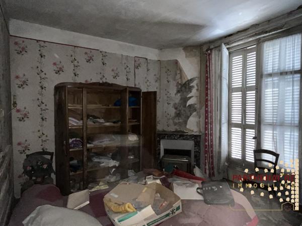 Maison de ville à rénover entièrement à PARTHENAY