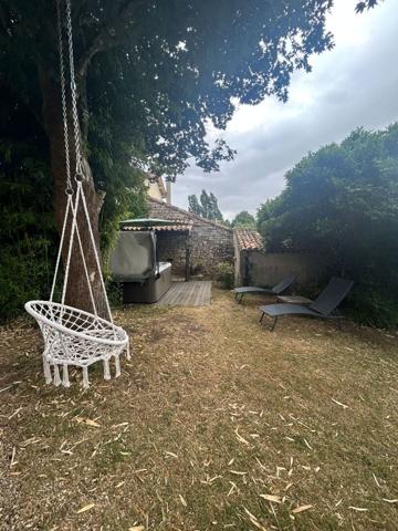 Maison Aigondigne 5 pièce(s) 179 m2