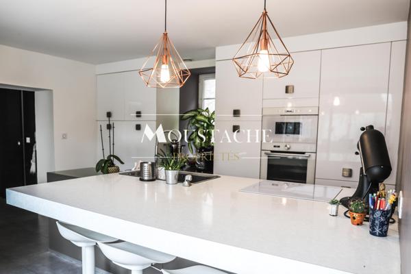 MAISON DE CHARME AU STYLE CONTEMPORAIN - AVEC PISCINE À 15 MINUTES DE LA PLAGE -