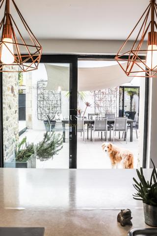 MAISON DE CHARME AU STYLE CONTEMPORAIN - AVEC PISCINE À 15 MINUTES DE LA PLAGE -