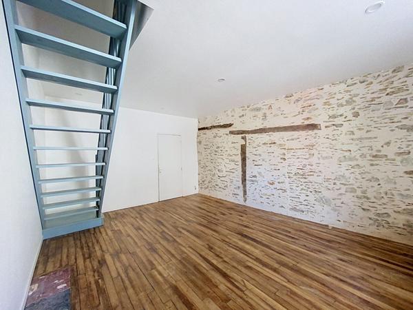 A vendre. Maison rénovée de 127m2 avec terrain et garage à Nyoiseau