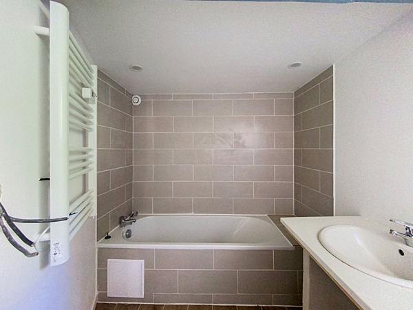 A vendre. Maison rénovée de 127m2 avec terrain et garage à Nyoiseau