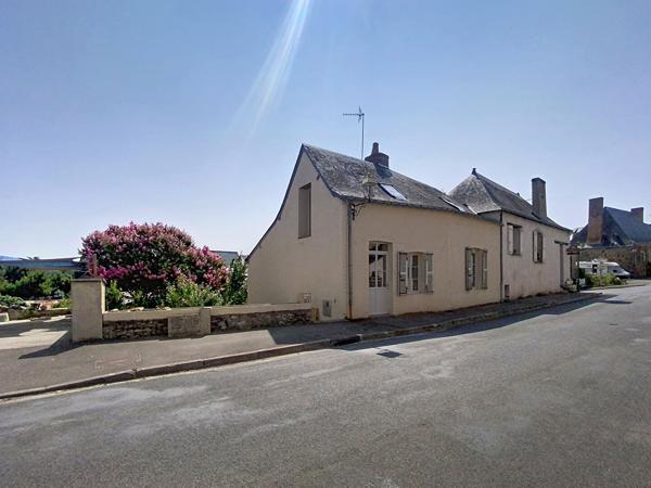 A vendre. Maison rénovée de 127m2 avec terrain et garage à Nyoiseau
