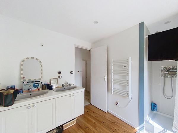 A vendre. Maison rénovée de 127m2 avec terrain et garage à Nyoiseau