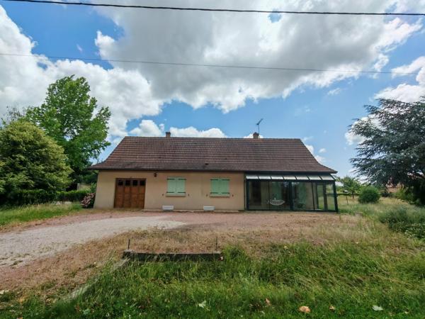 Maison plain-pied, 3 chambres et joli terrain.
