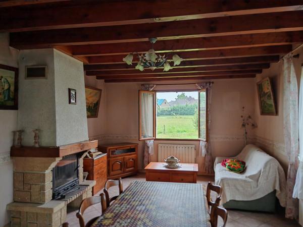 Maison plain-pied, 3 chambres et joli terrain.