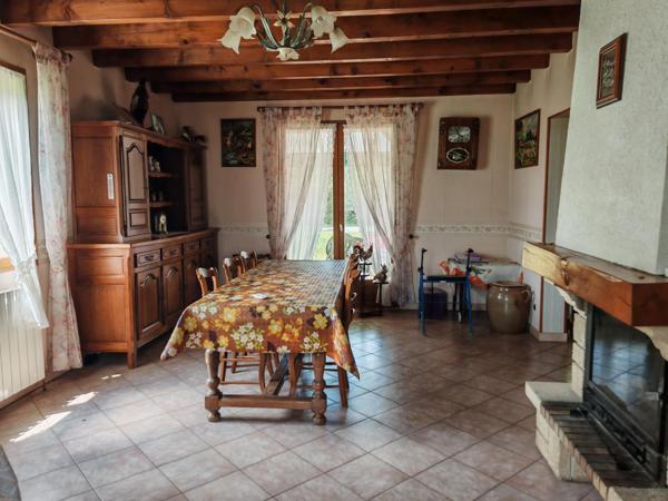 Maison plain-pied, 3 chambres et joli terrain.