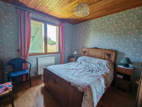 Maison plain-pied, 3 chambres et joli terrain.