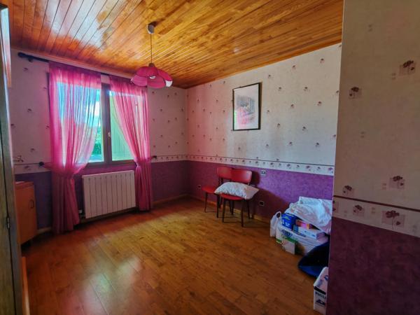 Maison plain-pied, 3 chambres et joli terrain.