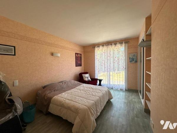 PROCHE VANNES : MAISON DE PLAIN PIED SUR JARDIN CLOS