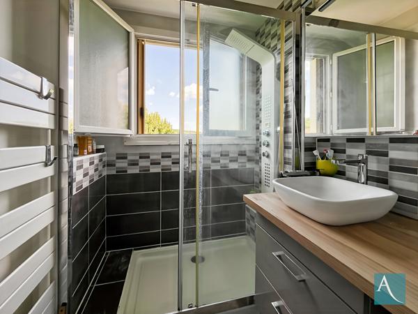 Appartement 3 pièces 57 m² - Dernier étage - RER C à pied