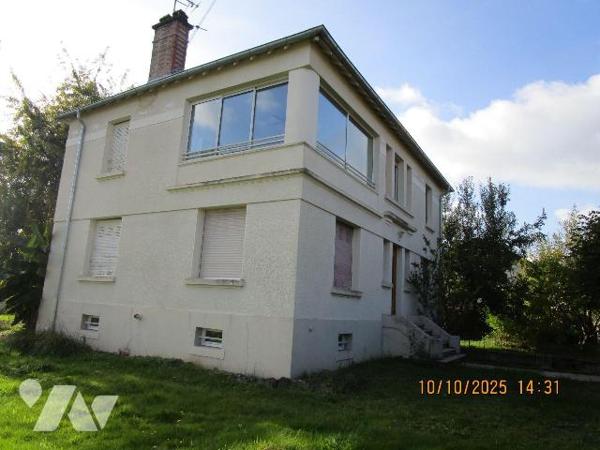 Maison de Caractère située dans un quartier résidentiel, composée de : 
- Au rez-de-chaussée :...