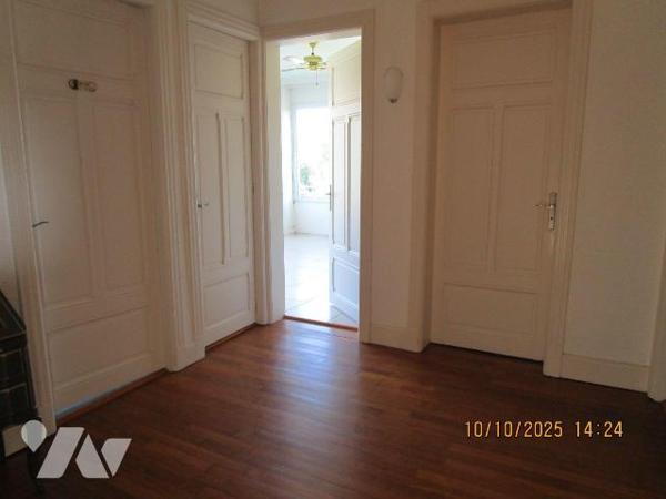 Maison de Caractère située dans un quartier résidentiel, composée de : 
- Au rez-de-chaussée :...