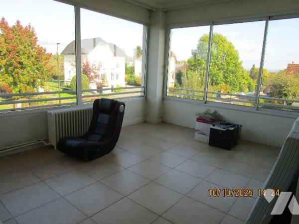 Maison de Caractère située dans un quartier résidentiel, composée de : 
- Au rez-de-chaussée :...