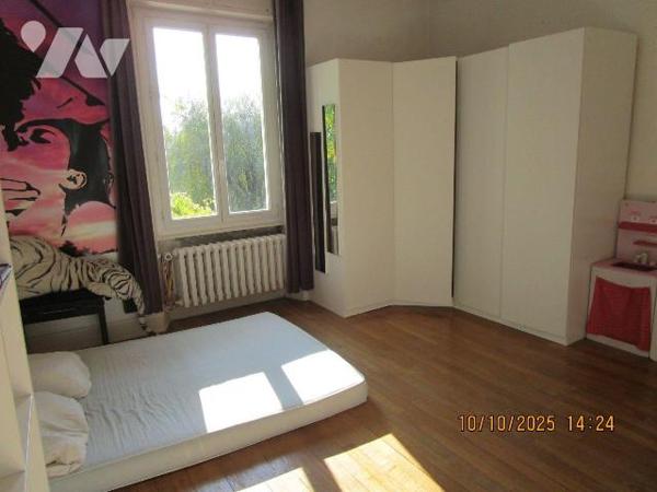 Maison de Caractère située dans un quartier résidentiel, composée de : 
- Au rez-de-chaussée :...