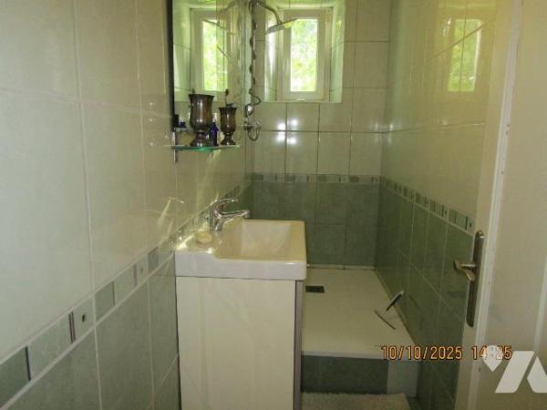 Maison de Caractère située dans un quartier résidentiel, composée de : 
- Au rez-de-chaussée :...