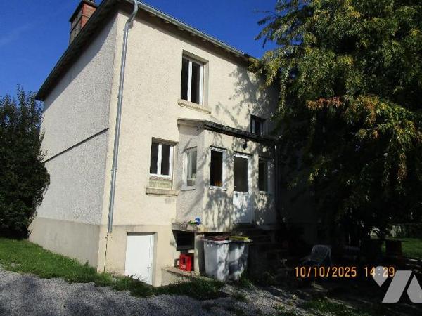 Maison de Caractère située dans un quartier résidentiel, composée de : 
- Au rez-de-chaussée :...