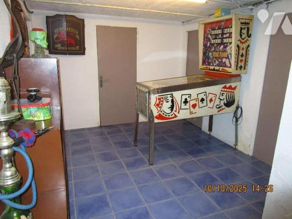 Maison de Caractère située dans un quartier résidentiel, composée de : 
- Au rez-de-chaussée :...