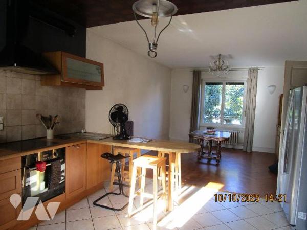 Maison de Caractère située dans un quartier résidentiel, composée de : 
- Au rez-de-chaussée :...