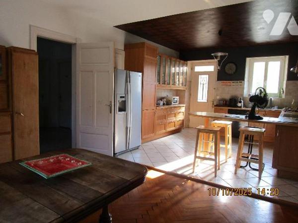 Maison de Caractère située dans un quartier résidentiel, composée de : 
- Au rez-de-chaussée :...