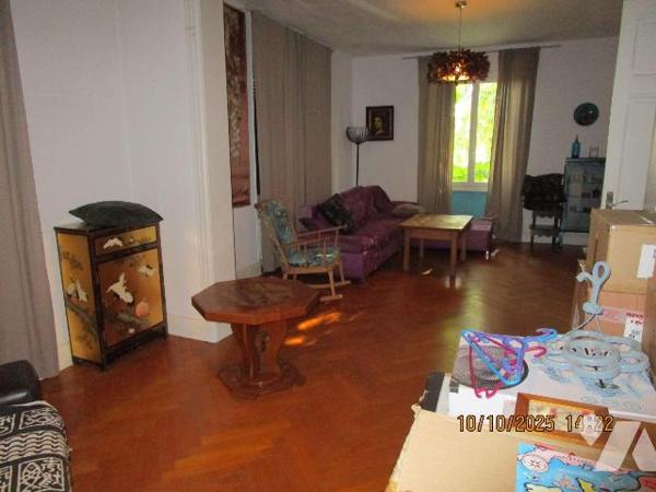 Maison de Caractère située dans un quartier résidentiel, composée de : 
- Au rez-de-chaussée :...